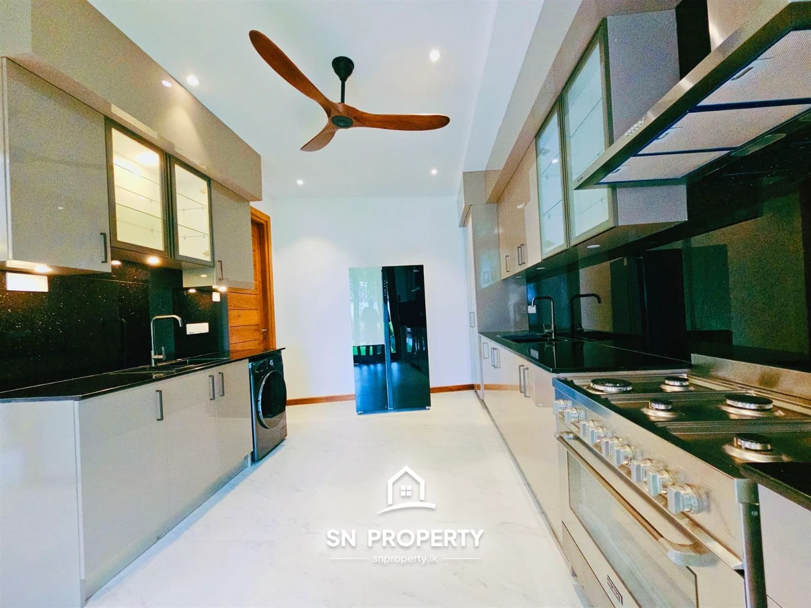 luxury Residence, designed 3 Storied House, Battaramulla, photo 8 of 20