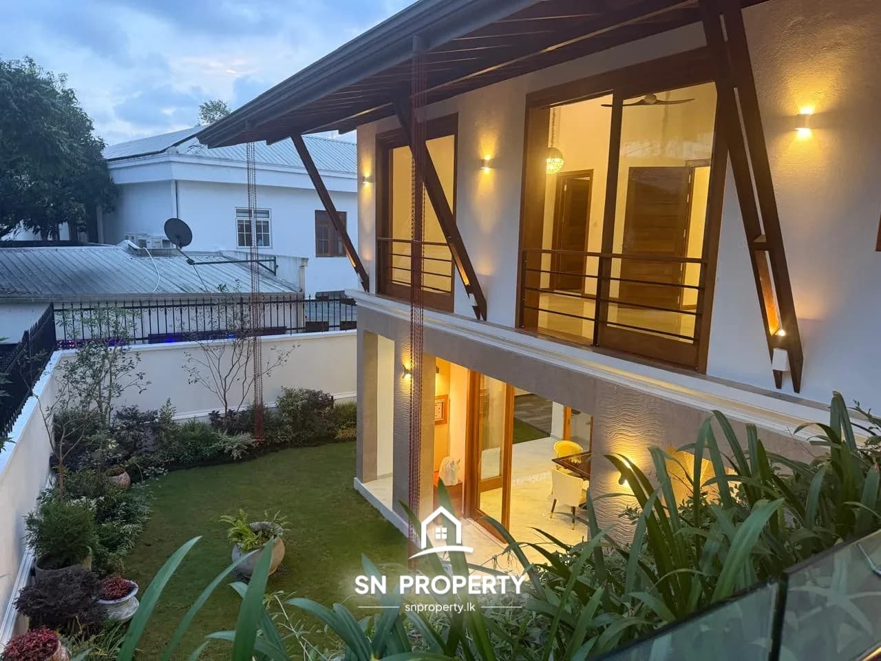 luxury Residence, designed 3 Storied House, Battaramulla, photo 13 of 20