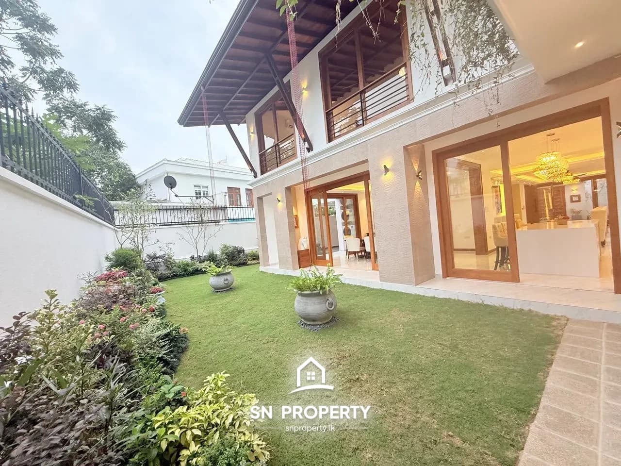 luxury Residence, designed 3 Storied House, Battaramulla, photo 11 of 20